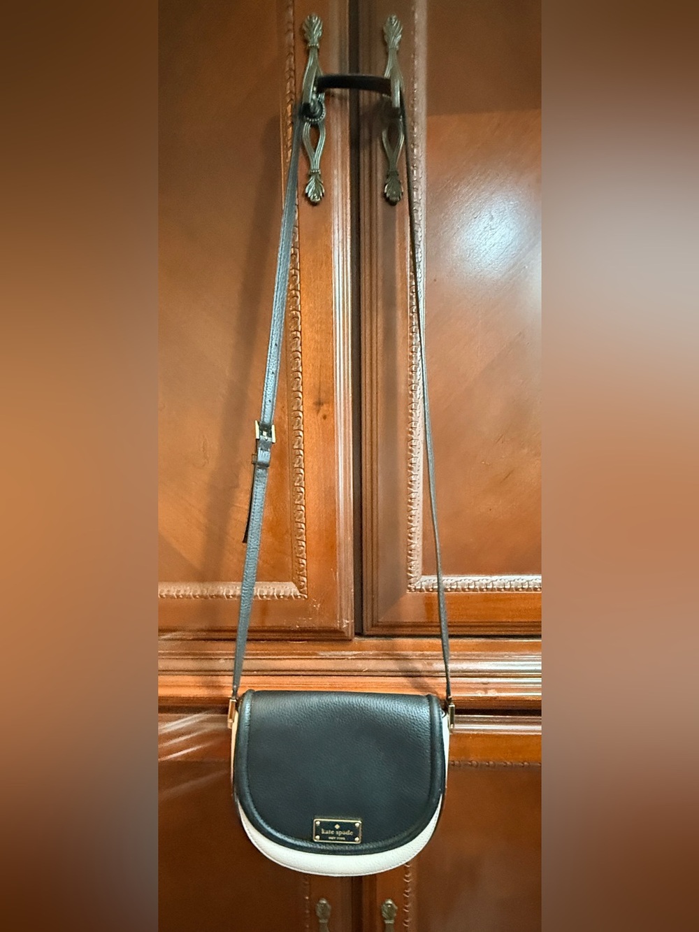 Kate Spade Black & Taupe
Two-Tone Leather cross body
Saddle Bag In EUC - Picture 4 of 14